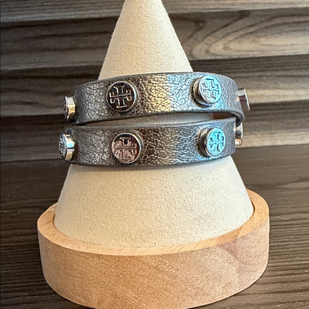 Tory Burch Double Wrap Metallic Leather Logo Stud Bracelet Silver - Picture 3 of 9